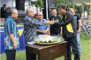 Penyerahan Tumpeng dari Ketua Pembina YPSAK kepada Rektor Uniku